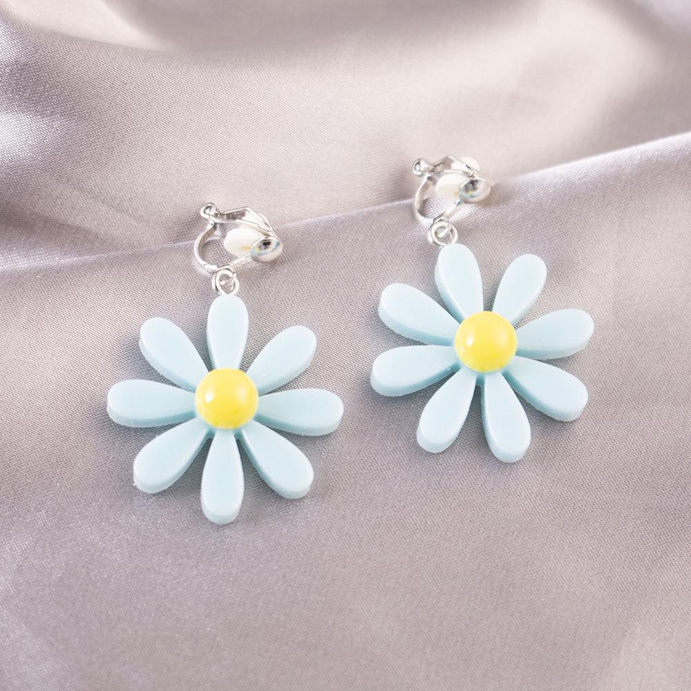 Elegant Clip-On Triangle Earrings for Non-Pierced Ears - Versatile, Light Luxury for Everyday Wear.