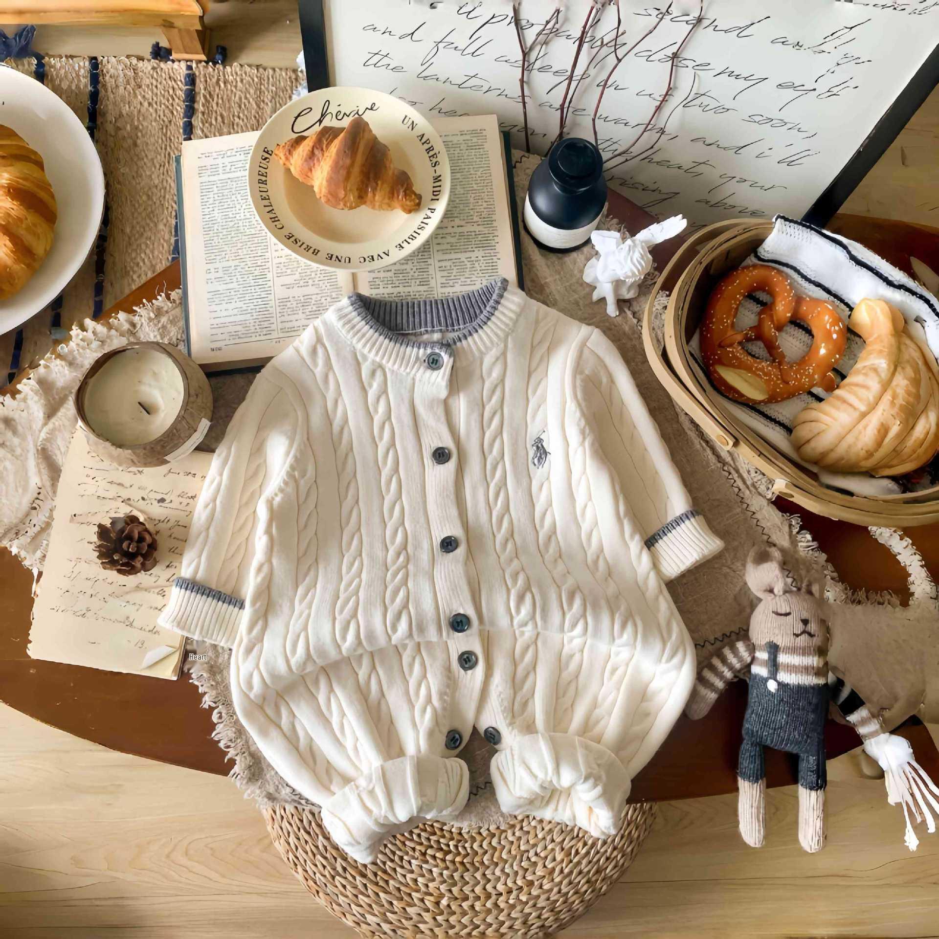 

2025 Autumn/Winter Stylish Baby Jumpsuit Romper - Long Sleeve Outdoor Wear for Young Babies 90 білий