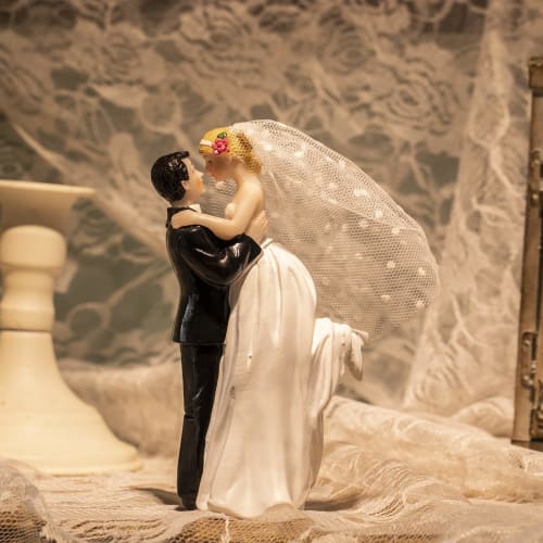 Modern Wedding Cake Topper, Handmade Bride and Groom Figurine, Decorative Rustic Cake Topper for Wedding, Funny Couple Statue, Desk Decoration, Flying