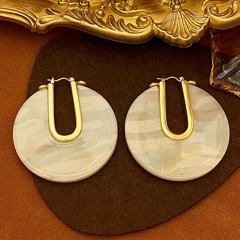 

Exaggerated Retro Hong Kong Style Round Ear Cuffs: Unique and High-End Design 18K Gold