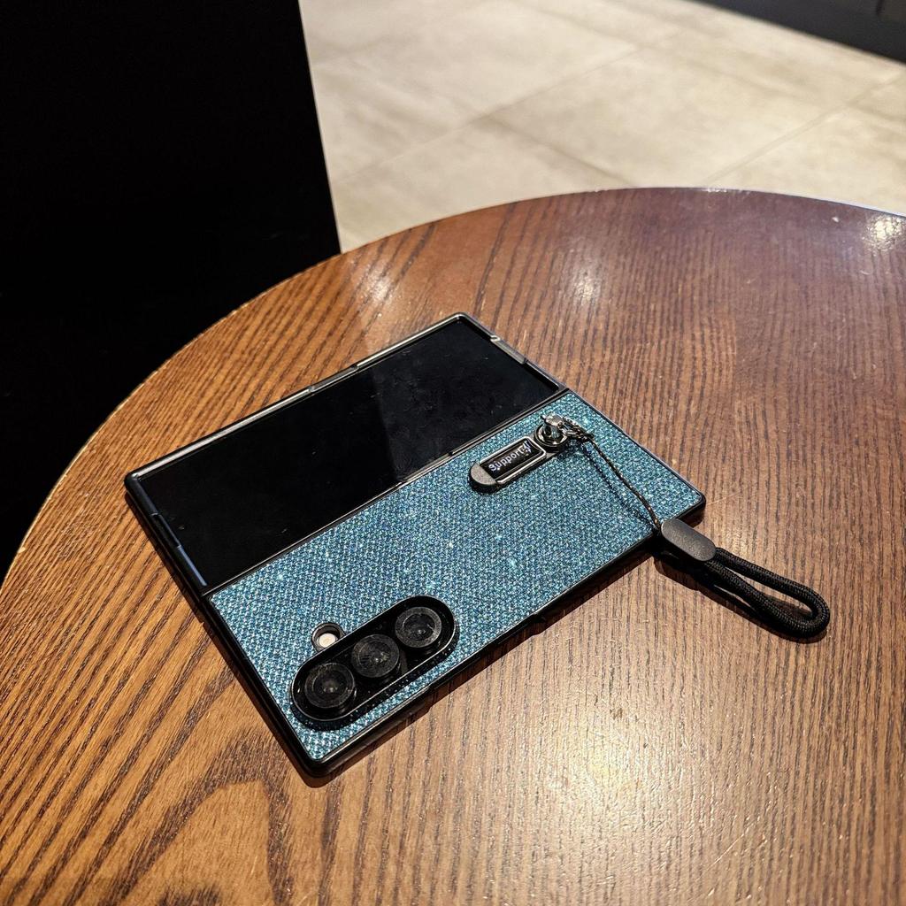 Funda con cordón de cuero brillante para Z Flip7: A Prueba de Caídas, Moderno y Protector