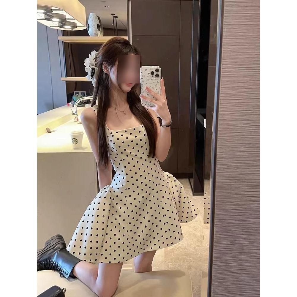 Premium süßes und würziges rückenfreies Polka-Dot-Trägerkleid Damen Sommer Explosion Spice Girl Träger Taille bauschiger kurzer Rock Tide