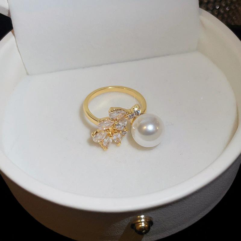 18k Gold Plated Zirconia Leaf Pearl Ring - Women's Versatile, Elegant Design.