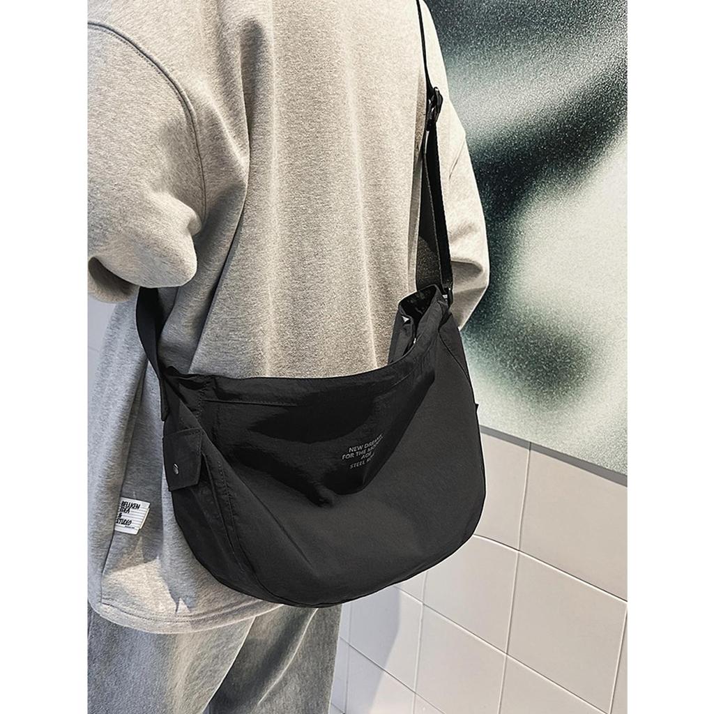 Crossbody bag for men's travel, lightweight leisure dumpling bag, simple and versatile waterproof outdoor commuting shoulder bag