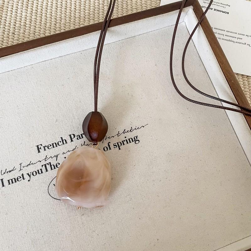 Retro Wooden Hip Flask Necklace: Versatile Choker & Sweater Chain Accessory for Women