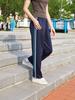 Pantalon de survêtement bleu foncé unisexe avec rayures bleues et blanches, coupe droite ample, style uniforme scolaire, parfait pour le printemps et l'automne.