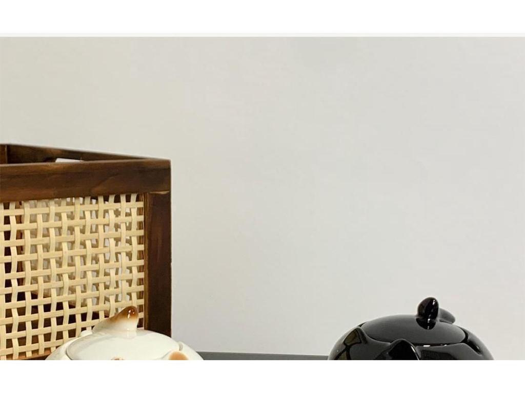 Charming Ceramic Ashtray: Stylish Ornament for Office or Living Room