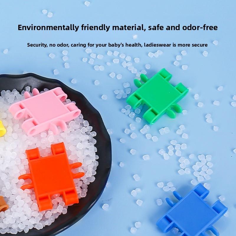 Mit Plastikbausteinen für Kleinkindlernen und Entwicklung