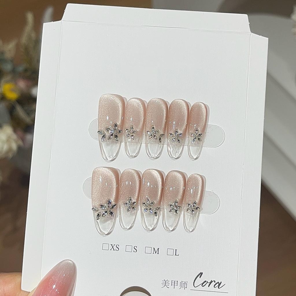 The Explosive Star River Spring and Summer Temperament White Side Light Pairing Drawing Horse Eye Cat Eye Wearing Armor