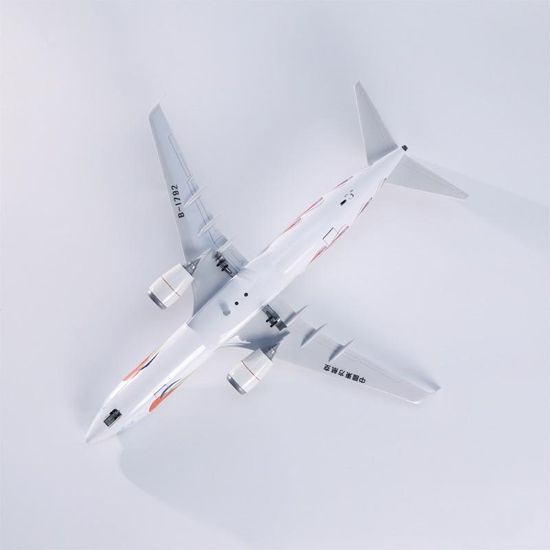 Aircraft Diecast Airplane 47cm B737-800 China Eastern Airlines Yunnan Peacock Sound-Activated Light With Wheels Collectible Toy