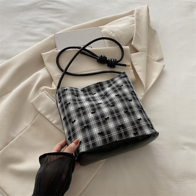 

Niche design casual only beautiful women bag autumn new fashion trend simple personality bucket bag