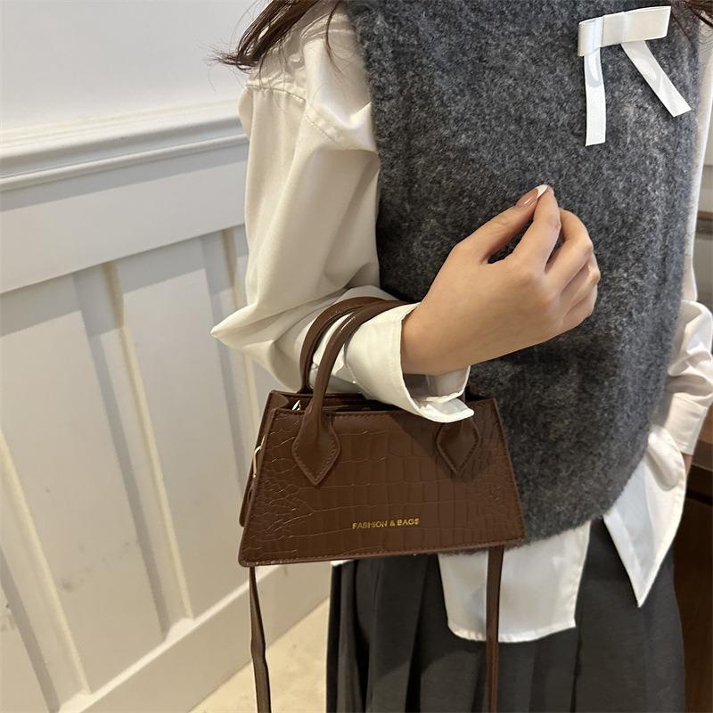 Summer new models are popular today, shoulder messenger bags, small square bags, simple and fashionable texture, commuter handbags for women