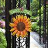 Sunflower Welcome Sign Metal Wall Hanging Plaque Rustic Decorative Door Hanger for Front Door Porch Wall Indoor Outdoor Spring Decor