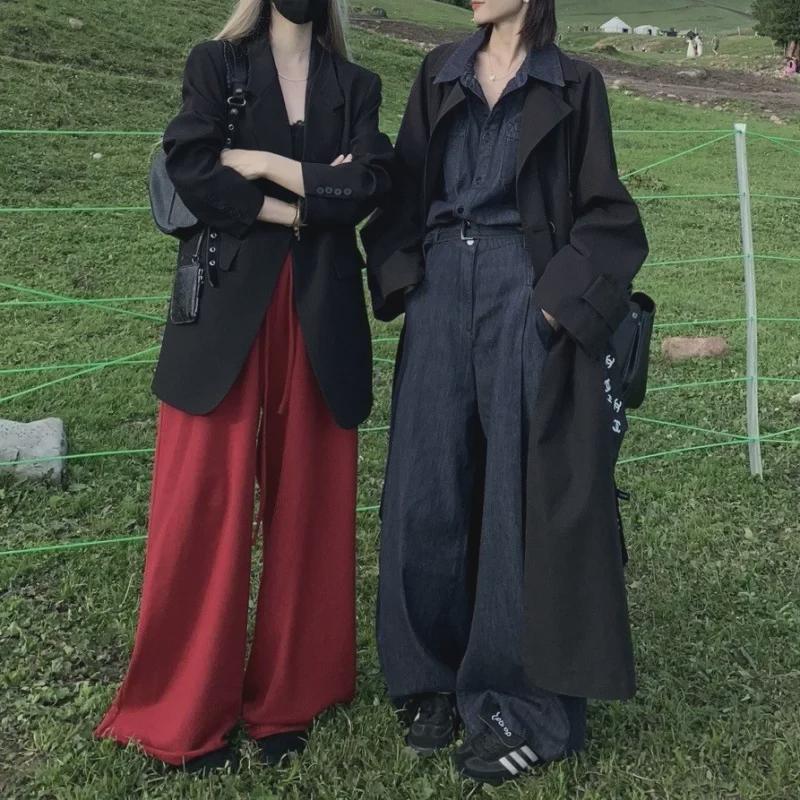 Minimalistisches Set aus Jeanshemd und Hose mit weitem Bein und lockerer Passform