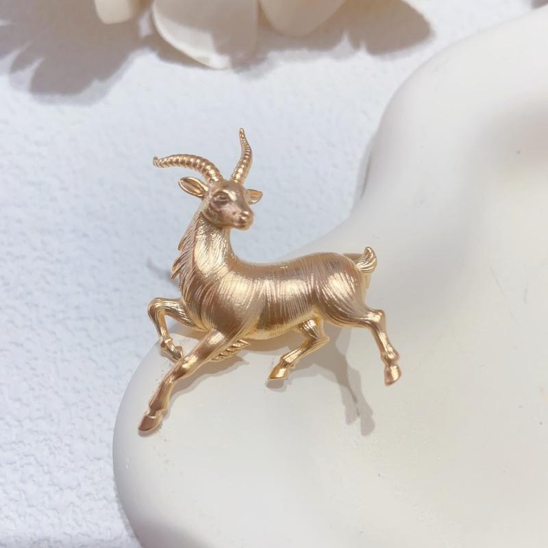 Vintage Gold Gazelle Brosche Feines Strukturiertes Design Lichtbeständige Oberfläche Perfekt für Tägliche Outfits Partys Schmuck Geschenke für Frauen
