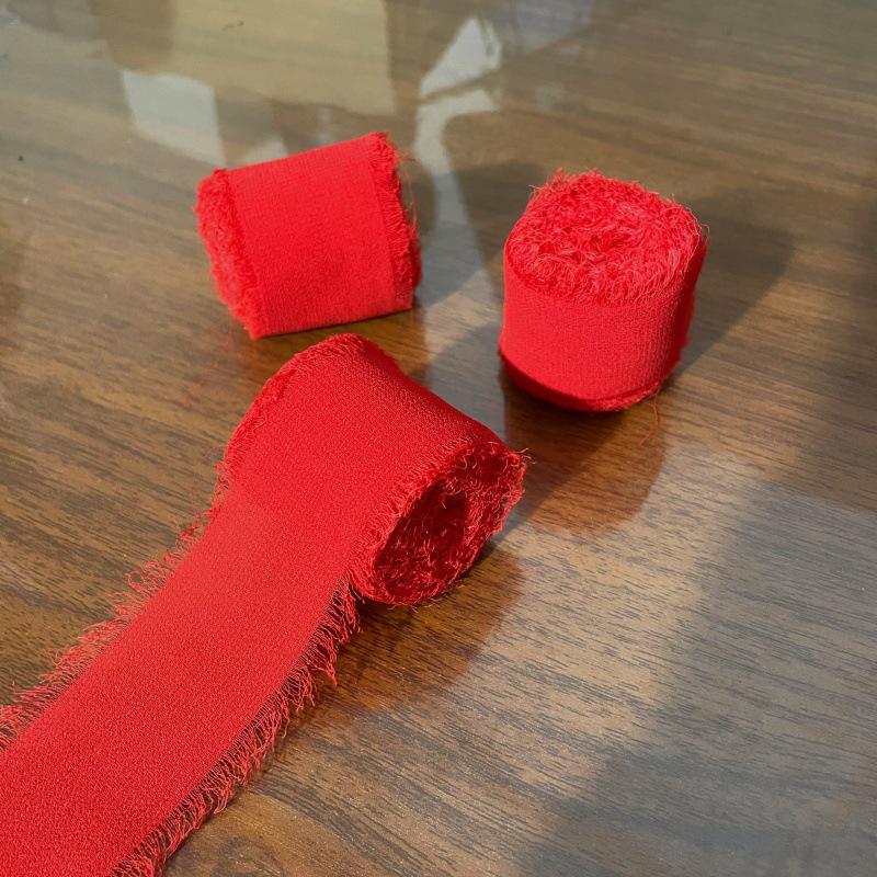 Handgerissenes Chiffonband: Dekorative Girlanden, Haarbänder mit Blumenbindungen und Kuchendekor.