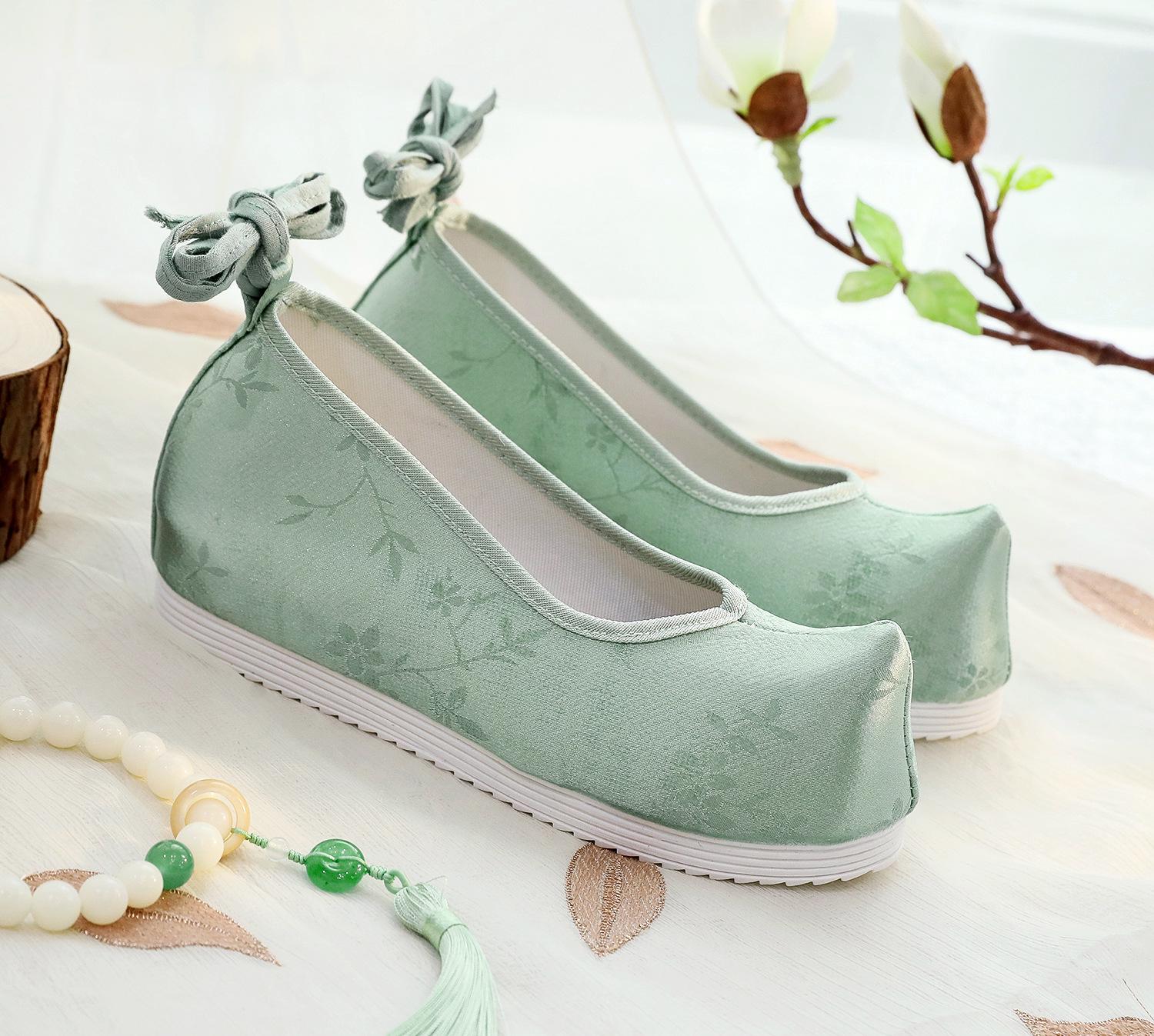 

Женские туфли ханьфу из парчи — жаккардовые туфли с круглым носком и резиновой подошвой в древнекитайском стиле 37