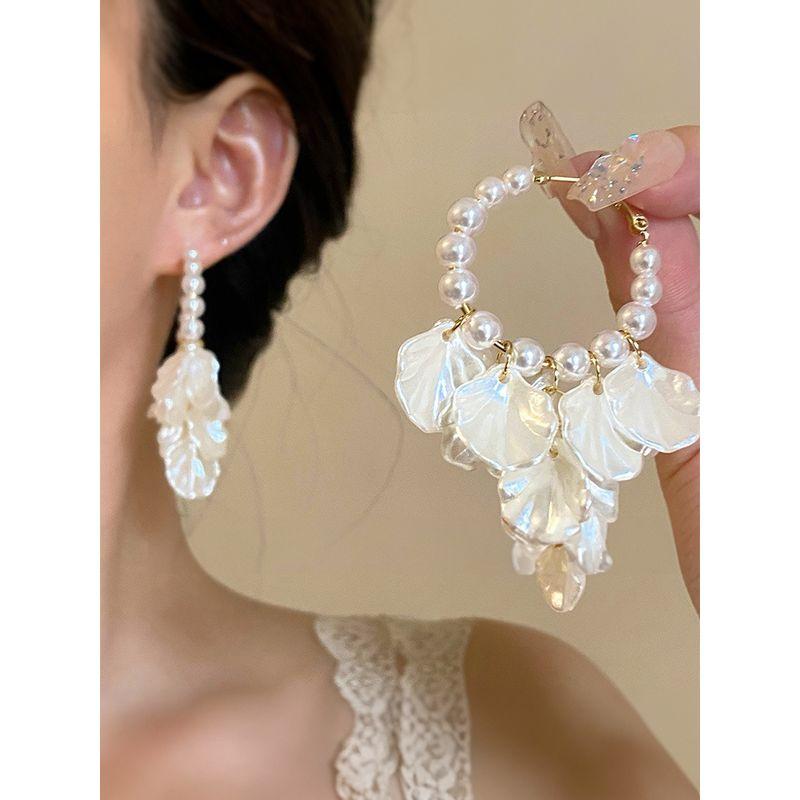 French Vintage Shell Pearl Petal Fringed Earrings Female Accessible Luxury Fancy Long High Profile Ear Studs Earrings