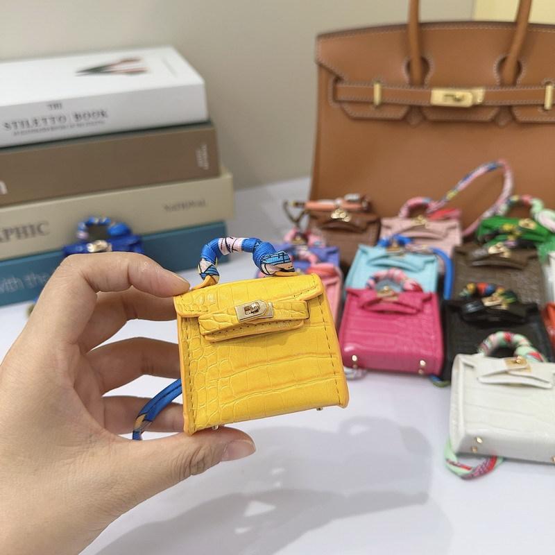 Mini Kelly bag pendant, crocodile pattern leather, cute miniature bag pendant, high-end car keychain, car pendant.