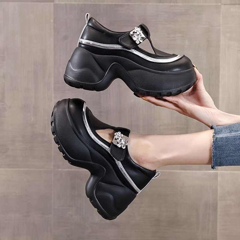 The small man has a thick bottom and a height of 9cm, and wears a bag head slipper for women in the summer of 2025. The new muffin has a foot on the l