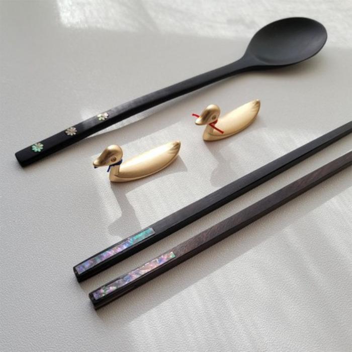 

Traditional Najeon Mother-of-Pearl Spoon Chopstick Set with Rest Spoon Chopstick Set