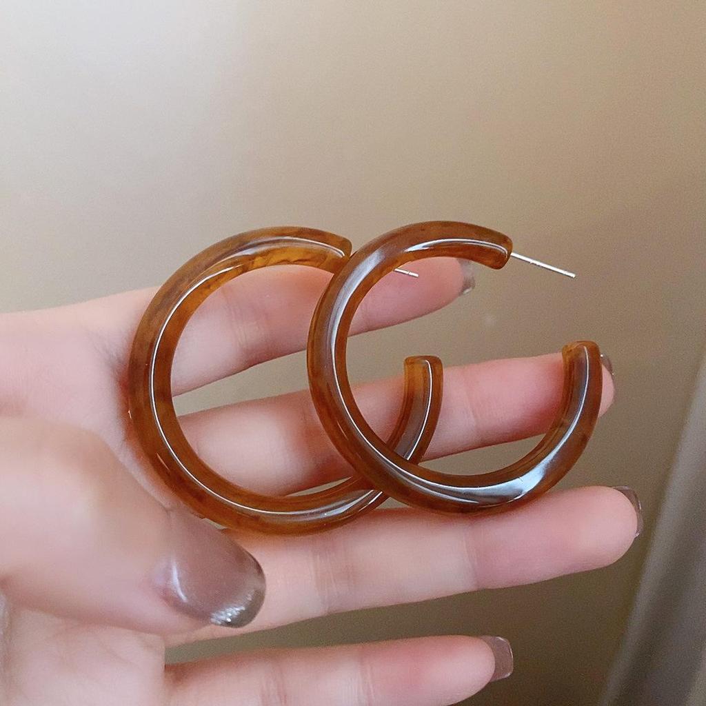 Maillard Brown Geometric Round Stud Earrings: Fashionable, Retro, and Versatile High-End Jewelry for Women.