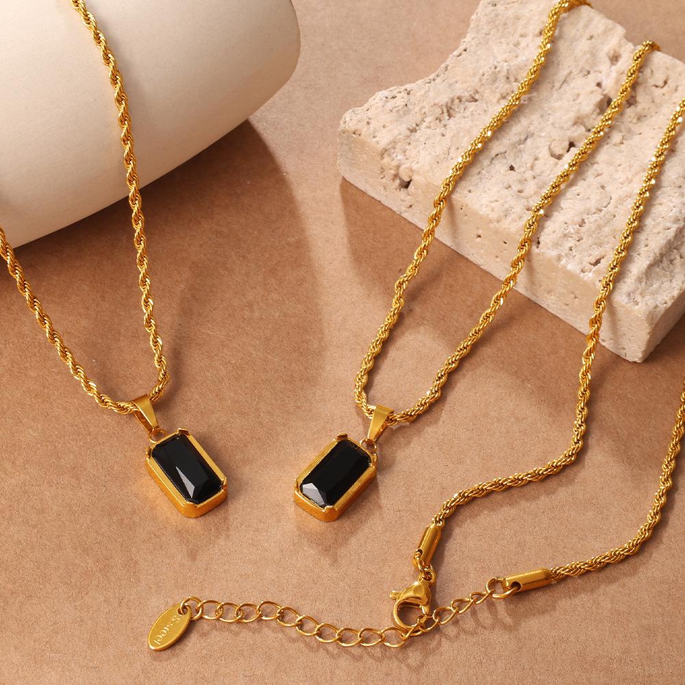 Vintage Stacked Wind Double-Layer Oval Black Agate Pendant Necklace Gold-Plated Square Black Zirconium Collarbone Chain