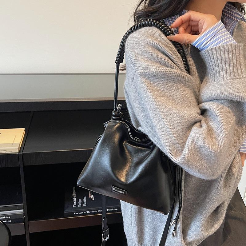 This Year's Popular Small Bag Women's Autumn and Winter Retro 2025 New Niche One-shoulder Messenger Bag Pleated Bucket Bag