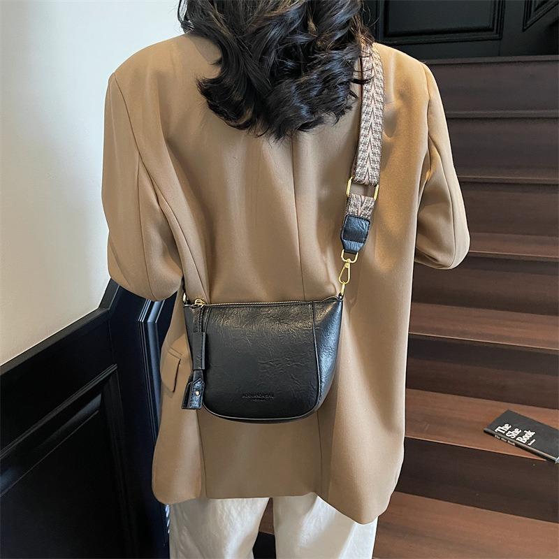 Wide shoulder strap retro bucket bag women's new versatile commuter shoulder messenger bag