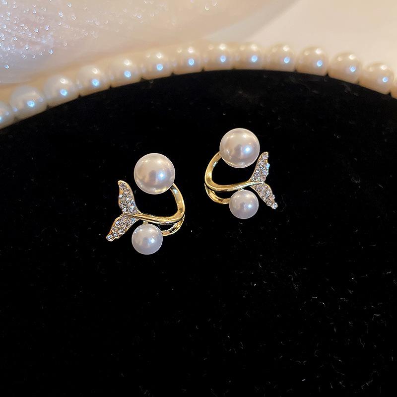 Boucles d'oreilles de luxe tendance 2024 accrocheuses pour femmes: Boucles d'oreilles à clous tendance et polyvalentes pour l'automne et l'hiver