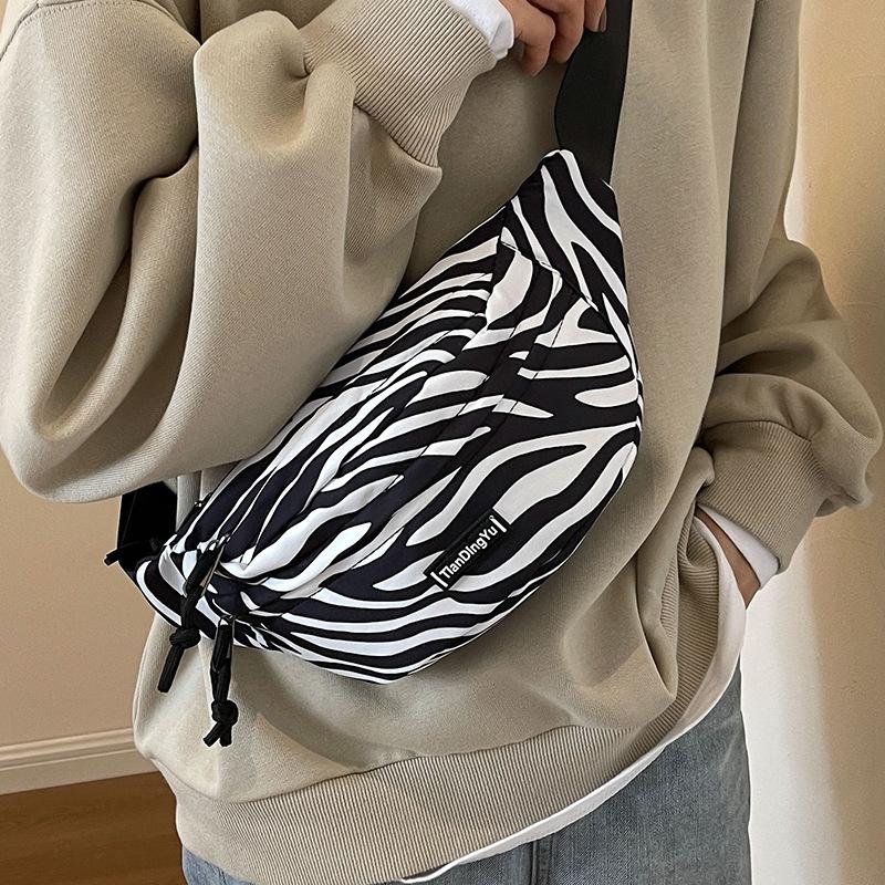Женская сумка на грудь с узором зебра легкая поясная сумка повседневная и универсальная спортивная сумка для мобильного телефона популярная уличная сумка через плечо с леопардовым принтом 1498₽