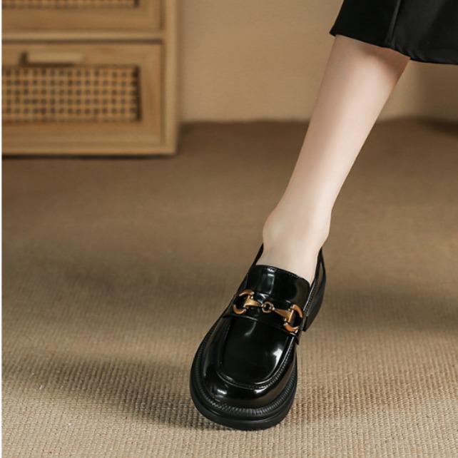 Grape Mother of the Same Style | British Retro Gold Horse Title Buckle Light Mouth Round Head Thick Sole Loafer Small Leather Shoes Women's Autumn