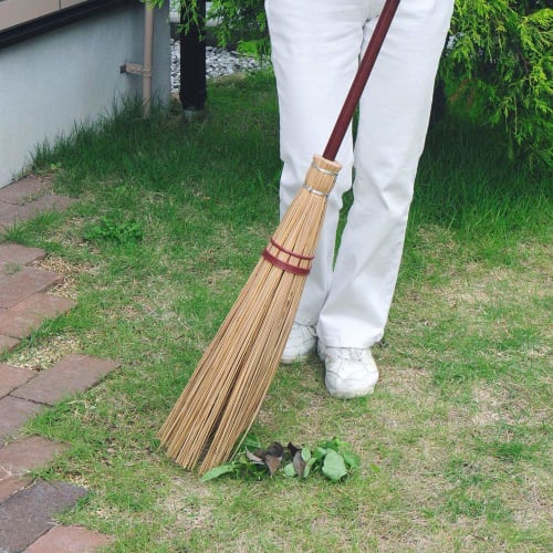 Azuma Industries Meisho Gaien Broom with a Wooden Handle, a Thick and Flexible Broom Made from Palm Leaf Veins, Ideal for Sweeping Leaves from Lawns a