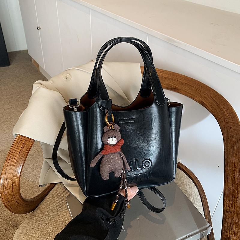 Dies ist eine trendige und modische koreanische Bucket Bag für Frauen im Sommer.. Es eine vielseitige Ein-Schulter-Tasche