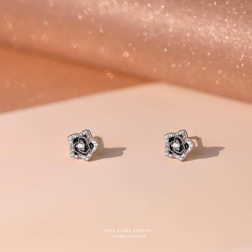 

French Light Luxury Retro Camellia Flower Stud Earrings 925 Sterling Silver Romantic Jewelry for Women срібний