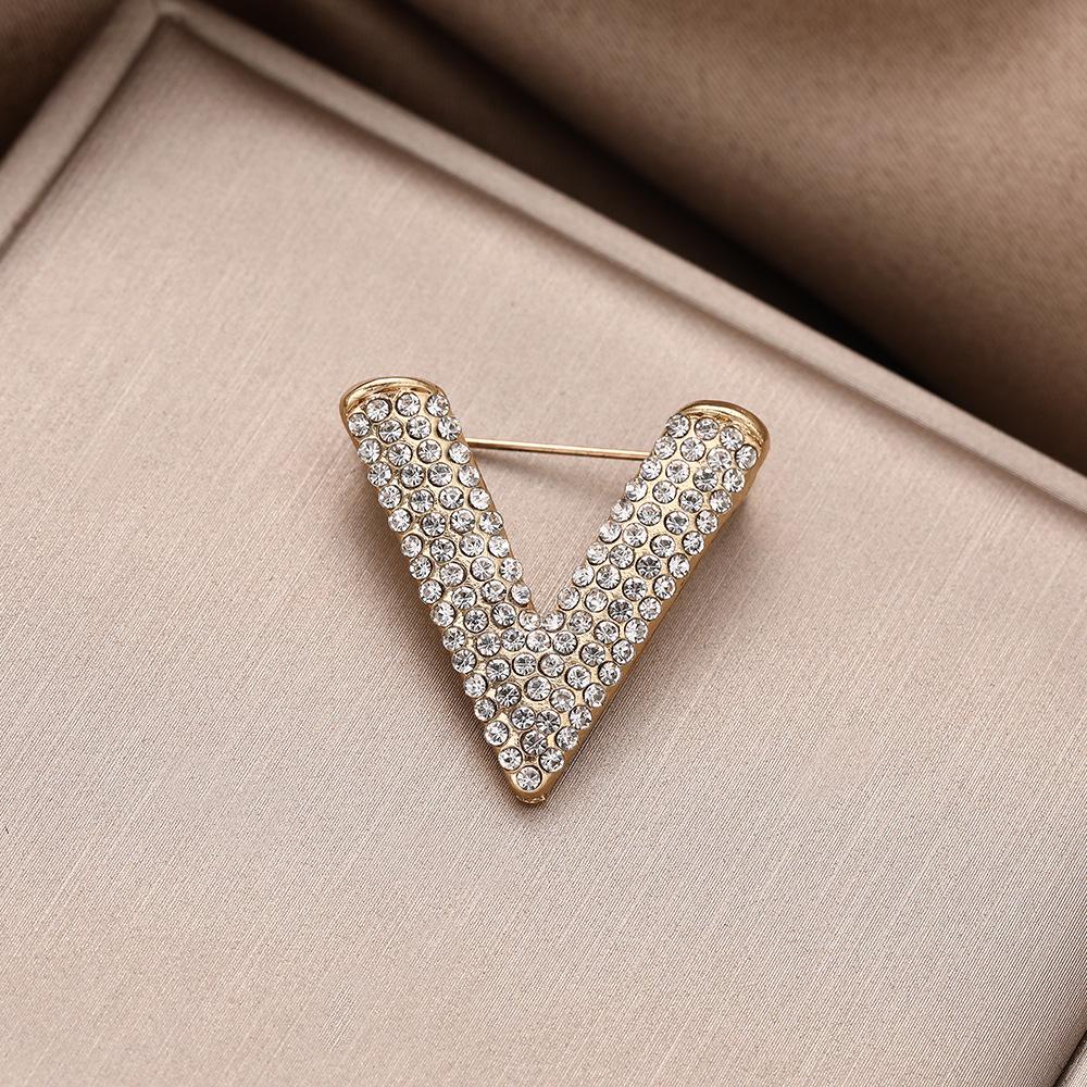 Luxury Pearl & Rhinestone V-Shaped Brooch – Elegant Anti-Exposure Corsage Accessory for Suits.