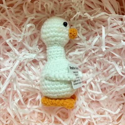 New Positive Energy Crochet Goose Doll With Heart Home Room Decor Handmade Knitted Emotional Support Goose Desktop Ornament Gift