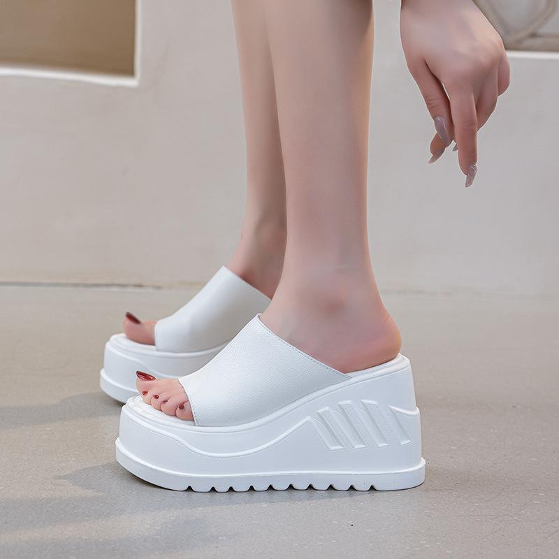 Thick-soled women's cool slippers 2025 new summer simple solid color open-toed beach slippers trendy