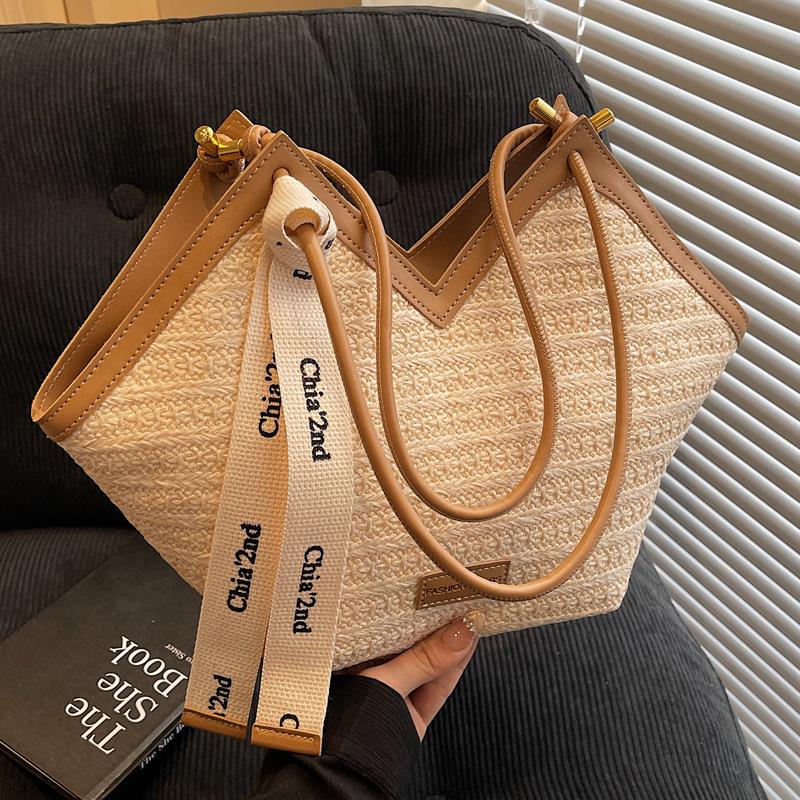 Woven straw bag women's large capacity 2025 new summer portable shoulder bag seaside satchel commuter tote bag