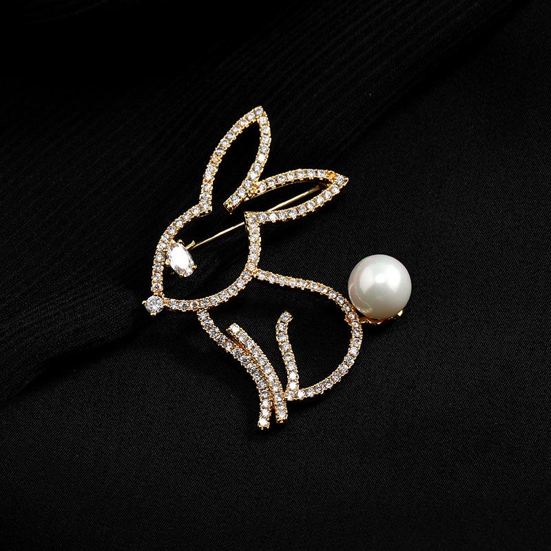 Simple Japanese Angora Rabbit Brooch Girls Cute Zodiac Year of the Rabbit Crystal Pin Exquisite Suit Accessories Tide