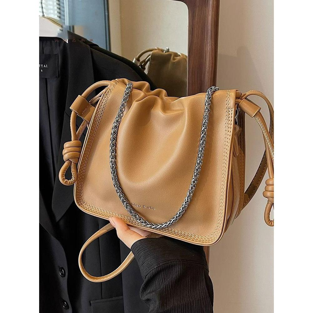 Niche design bag women's new 2025 fashion pleated shoulder bag versatile summer popular messenger bag