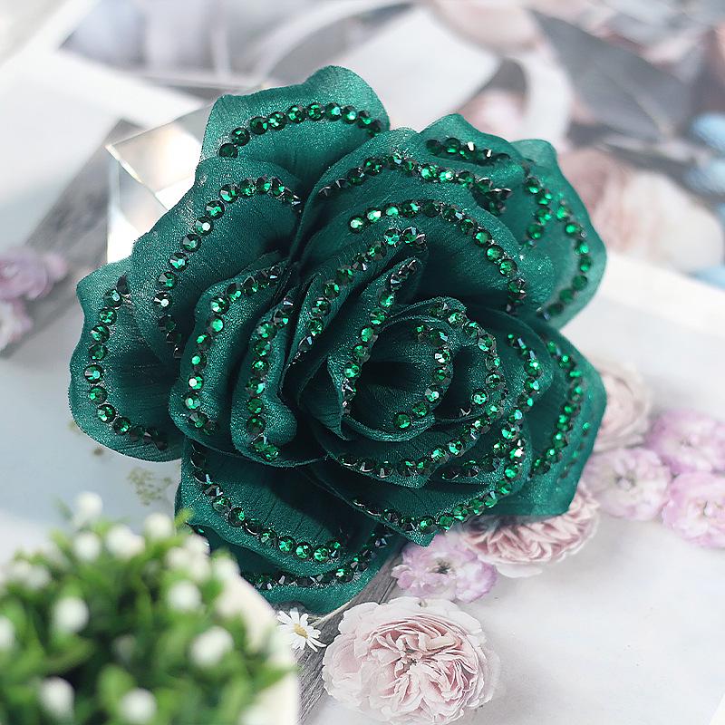 Set červených třpytivých květinových sponek do vlasů a náramku pro dívky na latinskoamerické tance