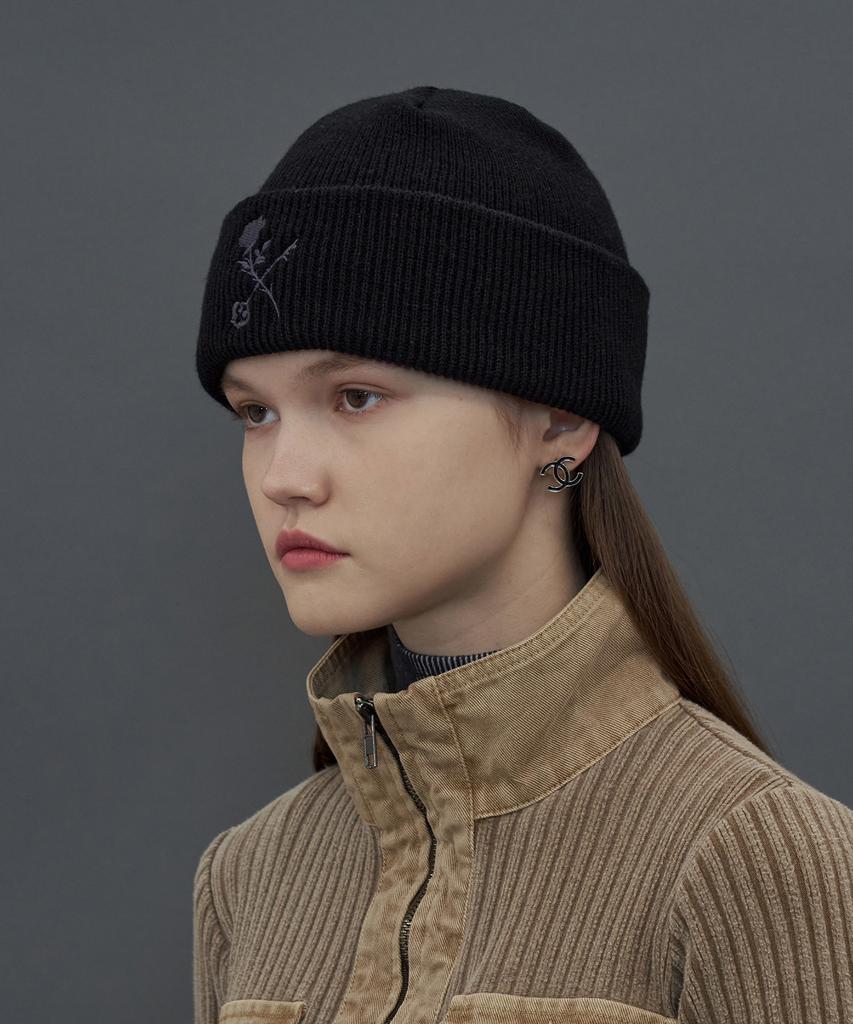 UNALLOYED Rose Knit Beanie / Black