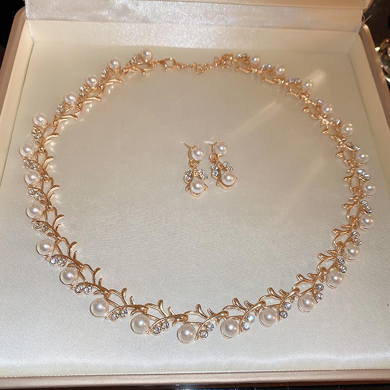 "High-End Luxury Drop Necklace and Earrings Set - European and American Niche Versatile Jewelry"