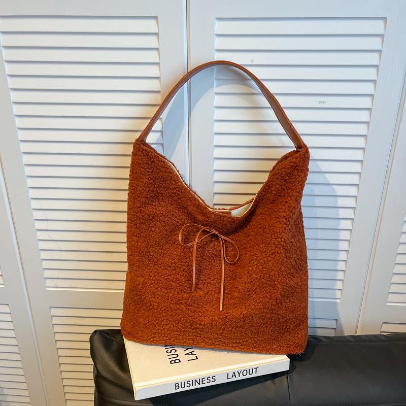 

Зарубежная мода сумка подмышку женская 2025 осень и зима новая простая повседневная большая вместимость сумка-тоут для работы для поездок женская сумка коричневый