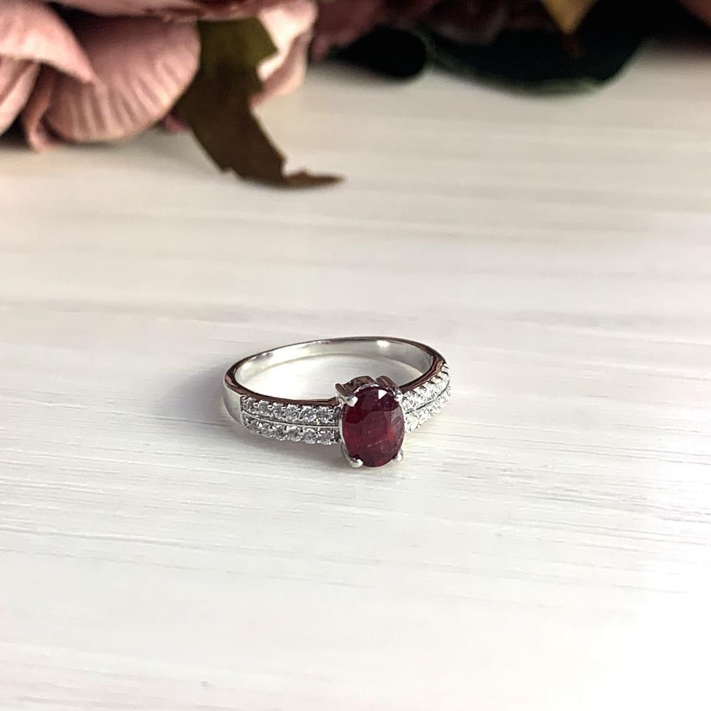 Silberring mit natürlichem Rubin 1,46 ct, Gewicht des Schmuckstücks 2,17 g (2009979)