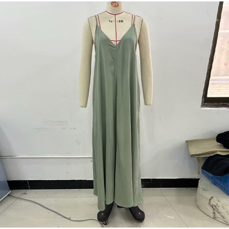 Элегантное однотонное женское платье-слинг с V-образным вырезом — фото 12