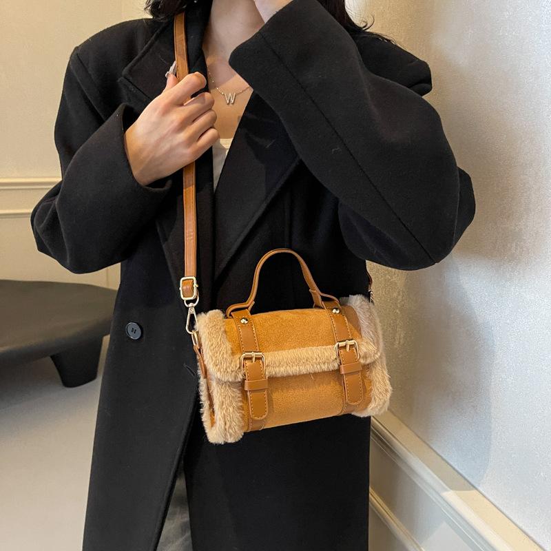 Autumn and winter French niche fashion handbag women's 2025 new foreign plush small square bag high-end shoulder bag