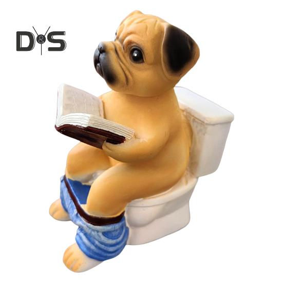 

Статуэтка мопса, сидящего на унитазе и читающего книгу, статуэтка из смолы собаки, скульптура щенка, украшение для домашнего офиса и рабочего стола, орнамент Pekingese