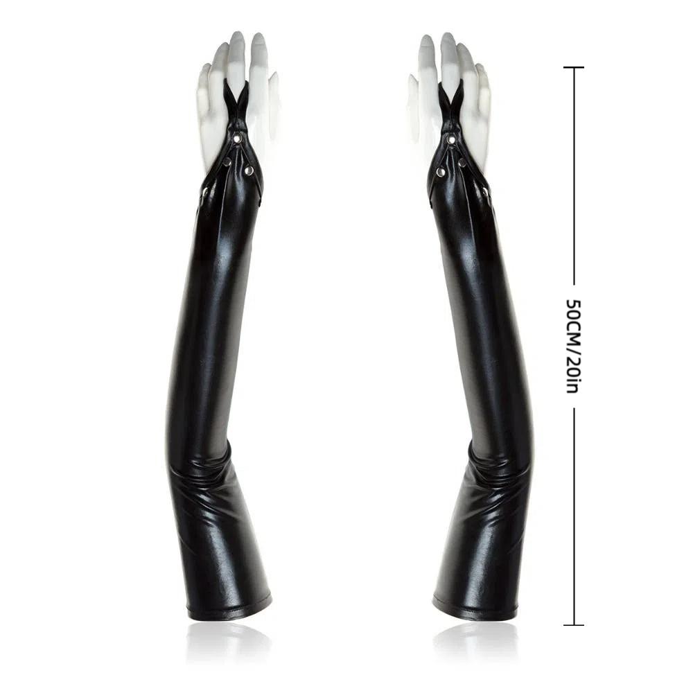 Dámské latexové rukavice bez prstů s detaily nýtů Dlouhé metalické rukavice Pružný materiál Lesklý povrch Rukavice s mokrým vzhledem
